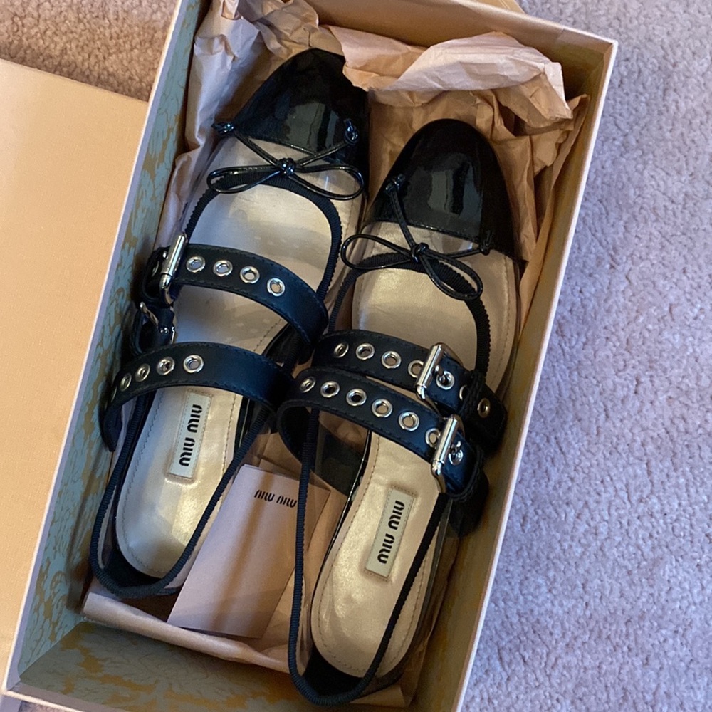 Miu Miu Black Patent Leather Women's Shoes - Picture 2 of 3